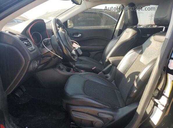 3C4NJDDB8LT220967 2020 JEEP COMPASS Черный Вид салона спереди