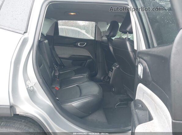 3C4NJDFB7NT129687 2022 JEEP COMPASS Silver Widok naklejki z numerem VIN