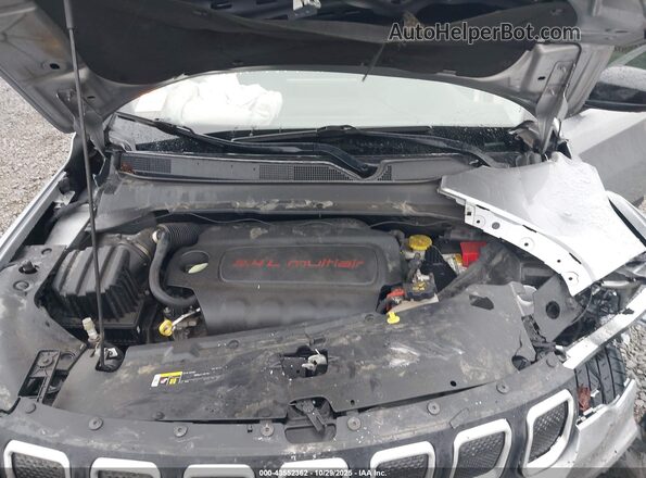 3C4NJDFB7NT129687 2022 JEEP COMPASS Silver Widok z tyłu