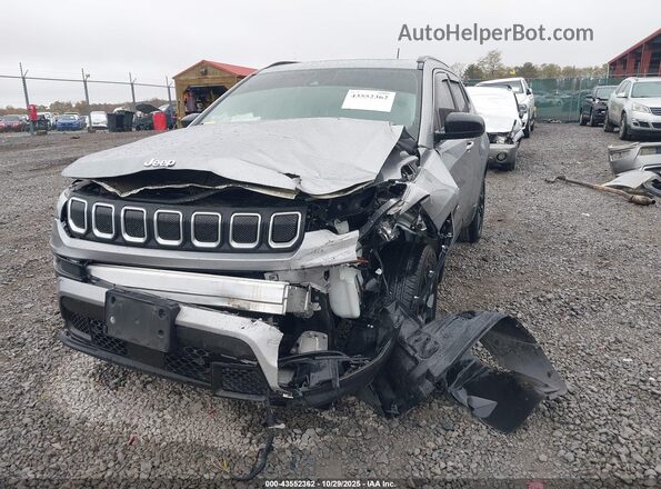 3C4NJDFB7NT129687 2022 JEEP COMPASS Silver Widok z przodu