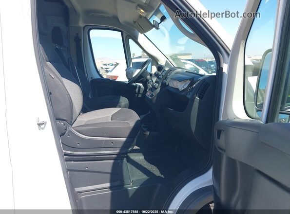 3C6TRVDG3JE124366 2018 RAM PROMASTER 2500 Белый Вид салона спереди