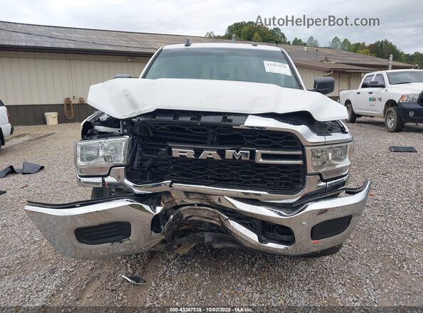 3C6UR5CL5KG559902 2019 RAM 2500 Белый Вид задней части салона