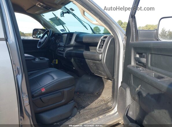 3C6UR5CL5LG283514 2020 RAM 2500 Silver Вид салону спереду