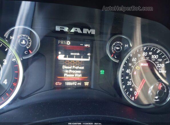 3C6UR5DL2LG212656 2020 RAM 2500 Red Вид задніх сидінь