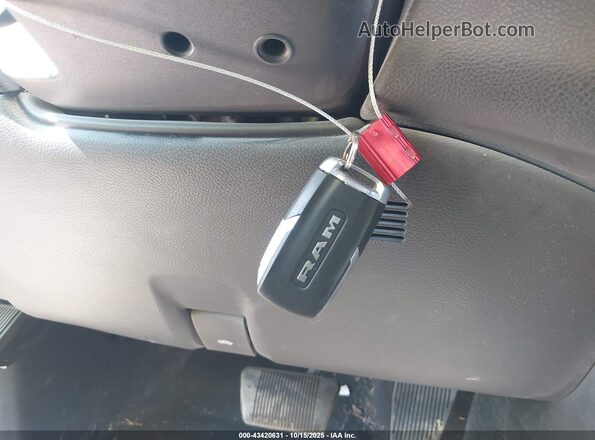 3C6UR5DL7NG336568 2022 RAM 2500 Красный Вид панели приборов