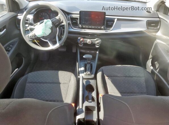 3KPA24AD0ME395253 2021 KIA RIO Silver Առջևի վահանակի տեսք