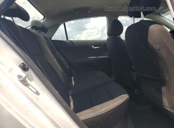 3KPA24AD1LE299243 2020 KIA RIO White Vista de los asientos traseros
