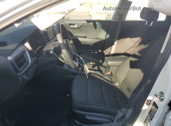 3KPA24AD2LE260015 2020 KIA RIO White Вид салону спереду