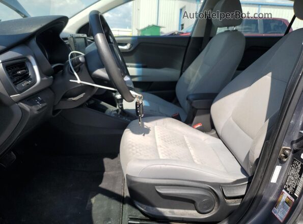 3KPA24AD2LE275002 2020 KIA RIO Серебряный Вид салона спереди