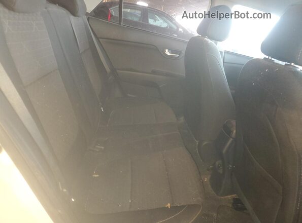 3KPA24AD2LE327597 2020 KIA RIO White Vista de los asientos traseros