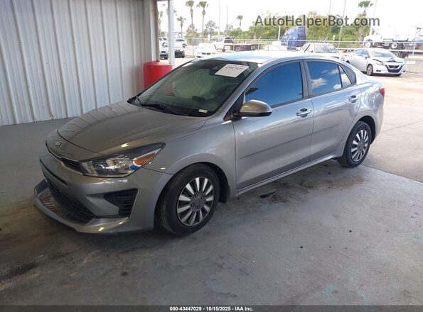 3KPA24AD2ME384349 2021 KIA RIO Gray Vista tres cuartos delantera izquierda