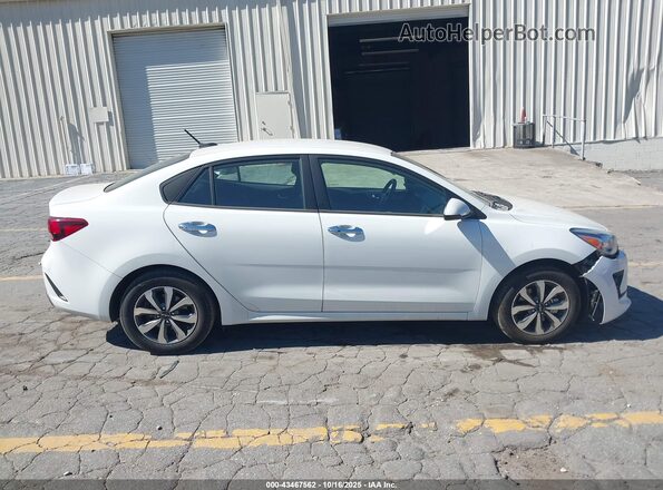 3KPA24AD5NE466464 2022 KIA RIO Белый Вид задней части салона