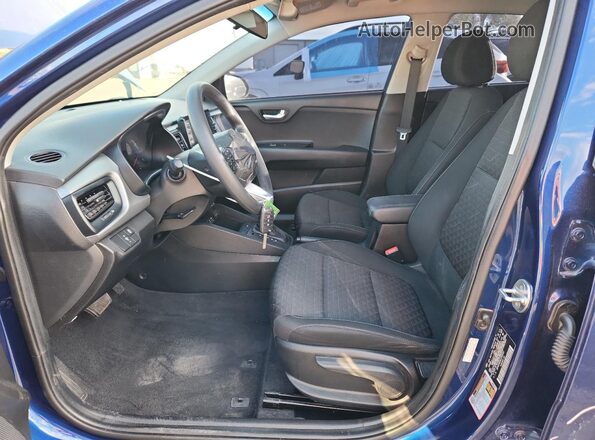 3KPA24AD6LE263161 2020 KIA RIO Синий Вид салона спереди
