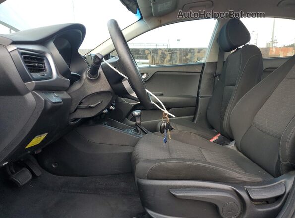 3KPA24AD6LE334634 2020 KIA RIO Серебряный Вид салона спереди