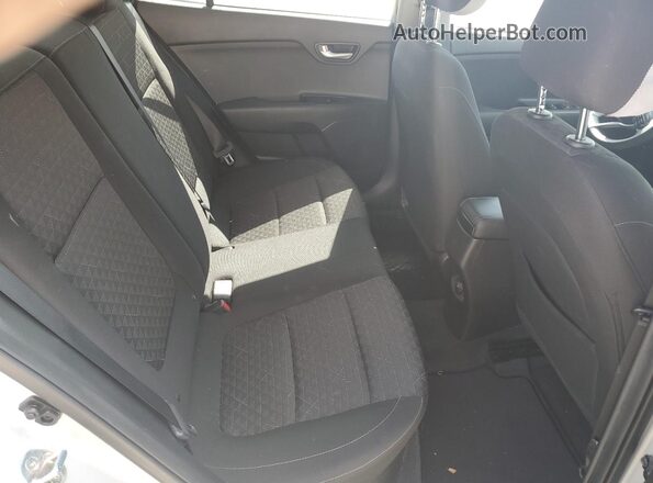 3KPA24AD8LE298705 2020 KIA RIO Silver Widok tylnych siedzeń