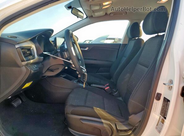 3KPA24AD9ME384963 2021 KIA RIO White Вид салону спереду