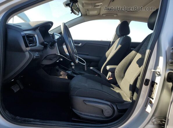 3KPA35AD8LE328109 2020 KIA RIO Silver Вид салону спереду