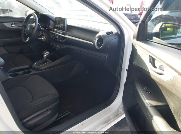 3KPF24AD0ME411280 2021 KIA FORTE White Front interior view