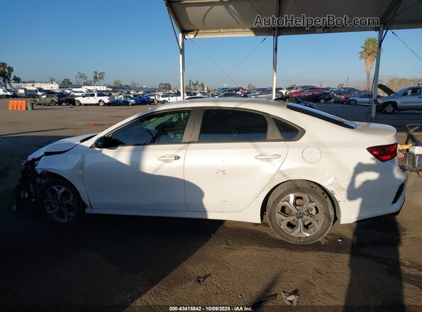 3KPF24AD0ME411280 2021 KIA FORTE White 360 interior view