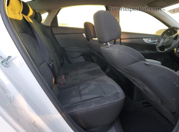 3KPF24AD2NE441737 2022 KIA FORTE Белый Вид задних сидений