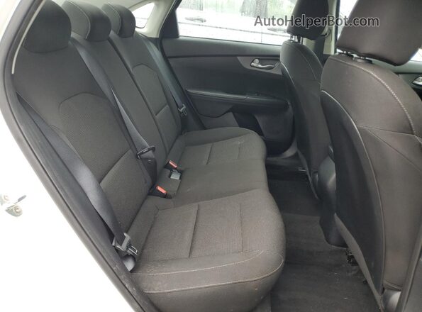 3KPF24AD3LE260949 2020 KIA FORTE White Rear seats view