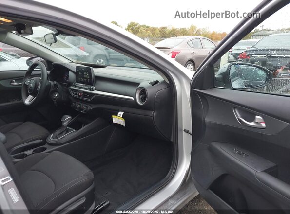 3KPF24AD6ME356303 2021 KIA FORTE Silver წინა სალონის ხედი