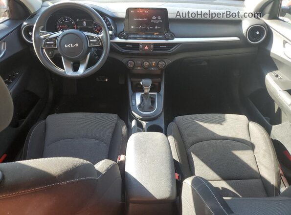3KPF24AD9NE496637 2022 KIA FORTE Red Widok deski rozdzielczej