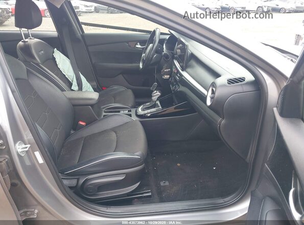 3KPF54AD5PE542331 2023 KIA FORTE Серый Вид салона спереди