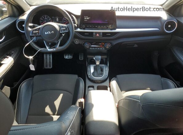 3KPF54AD8PE513518 2023 KIA FORTE Gray Widok deski rozdzielczej