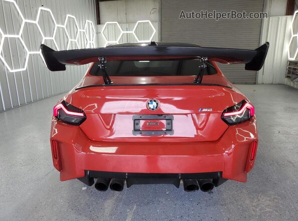 3MF13DM06R8E28720 2024 BMW M2 Red Widok z tyłu