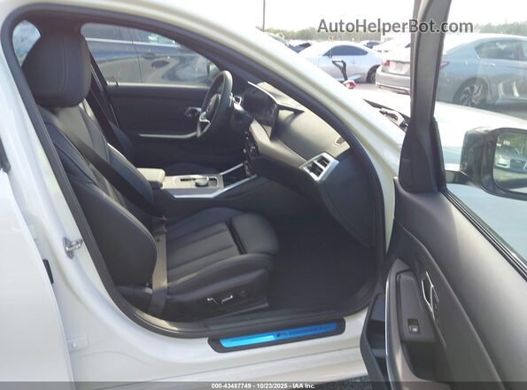 3MW69CW04S8F21186 2025 BMW 3 SERIES White Widok wnętrza z przodu