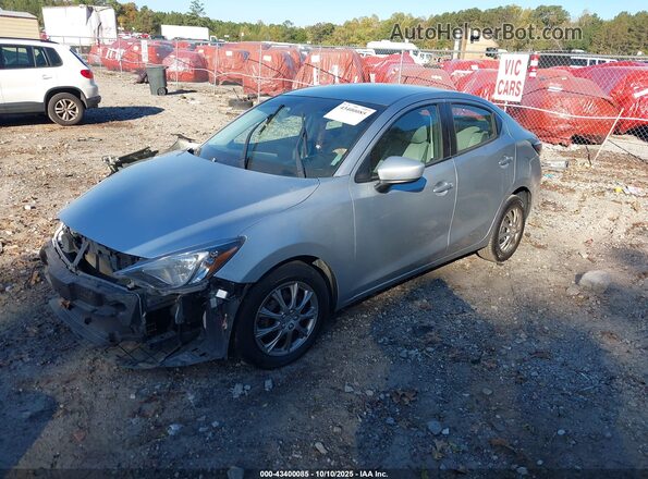 3MYDLBYV1KY528256 2019 TOYOTA YARIS Silver Vista tres cuartos delantera izquierda