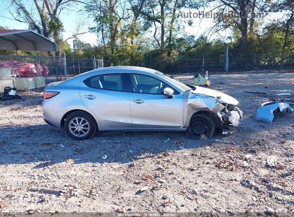 3MYDLBYV1KY528256 2019 TOYOTA YARIS Silver Vista interior de 360 grados