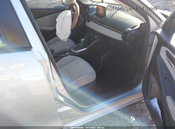 3MYDLBYV1KY528256 2019 TOYOTA YARIS Silver Vista interior delantera
