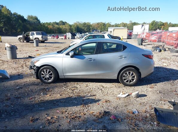 3MYDLBYV1KY528256 2019 TOYOTA YARIS Silver 