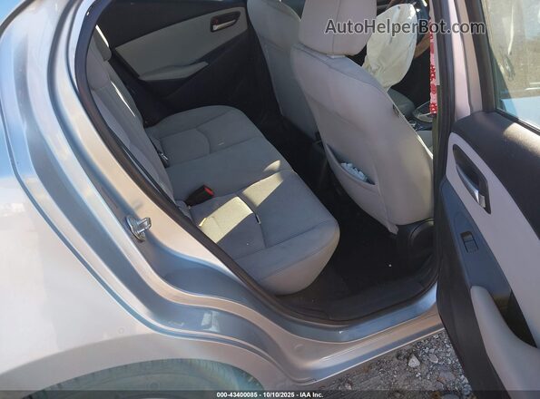 3MYDLBYV1KY528256 2019 TOYOTA YARIS Silver Vista de la etiqueta del VIN