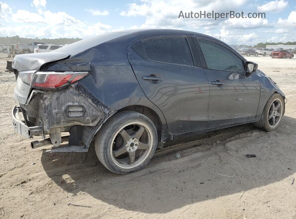 3MYDLBYV2JY320014 2018 TOYOTA YARIS Серый 