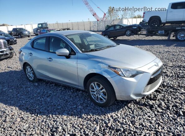3MYDLBYV2JY326654 2018 TOYOTA YARIS Серебряный 