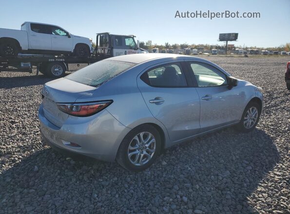 3MYDLBYV2JY326654 2018 TOYOTA YARIS Серебряный 