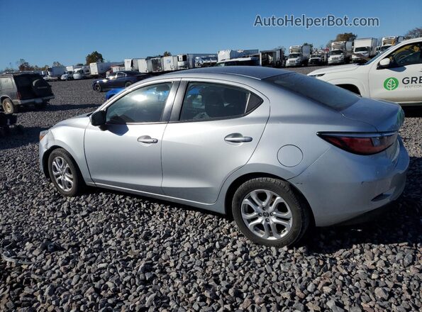 3MYDLBYV2JY326654 2018 TOYOTA YARIS Серебряный 