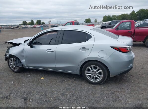 3MYDLBYV2JY333085 2018 TOYOTA YARIS IA Silver Vista interior de 360 grados