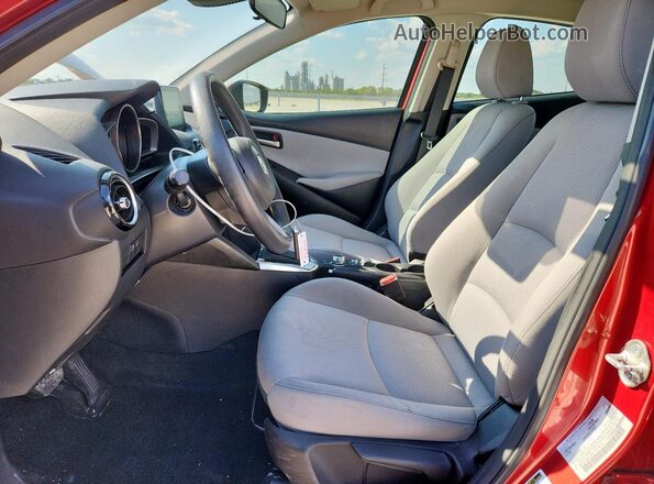 3MYDLBYV3KY513872 2019 TOYOTA YARIS Красный Вид салона спереди