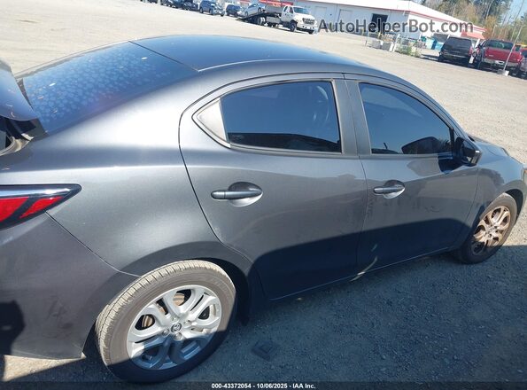3MYDLBYV4JY312724 2018 TOYOTA YARIS IA Gray Вид задньої частини салону