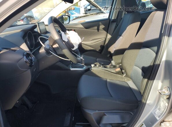 3MYDLBYV5LY711967 2020 TOYOTA YARIS Серебряный Вид салона спереди