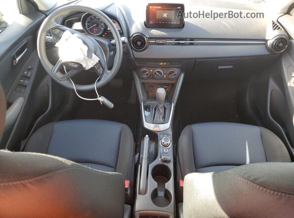 3MYDLBYV5LY711967 2020 TOYOTA YARIS Серебряный Вид панели приборов
