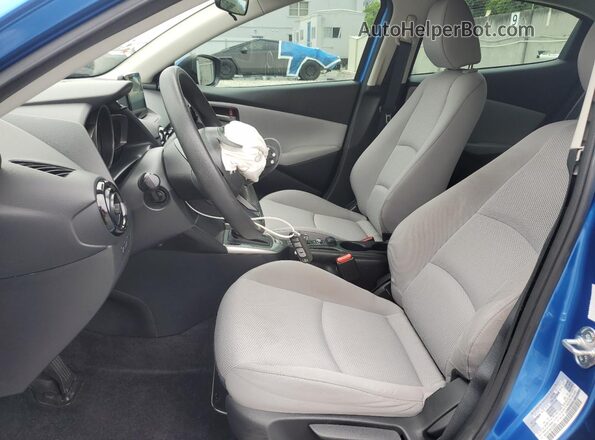3MYDLBYV6KY520606 2019 TOYOTA YARIS Blue Вид салону спереду