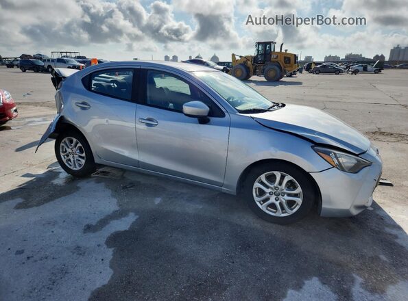 3MYDLBYV8JY302469 2018 TOYOTA YARIS Серебряный 
