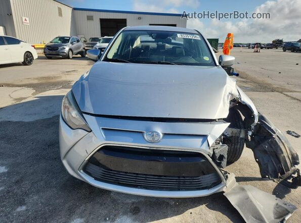 3MYDLBYV8JY302469 2018 TOYOTA YARIS Серебряный 