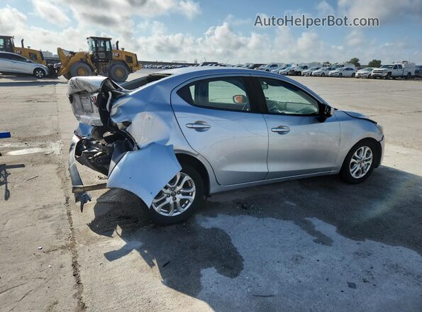 3MYDLBYV8JY302469 2018 TOYOTA YARIS Серебряный 