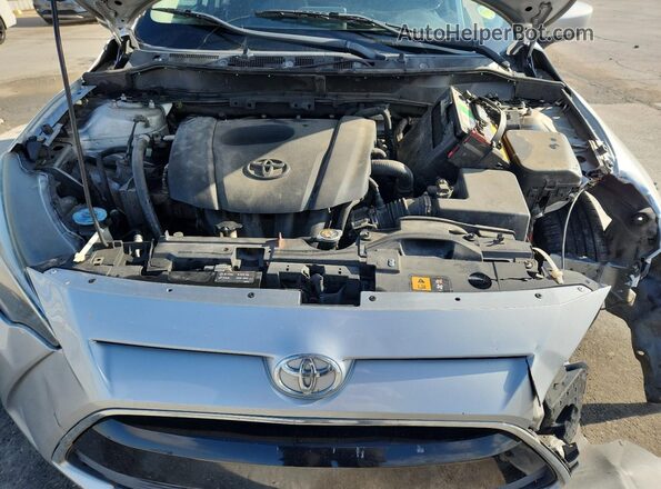 3MYDLBYV8JY302469 2018 TOYOTA YARIS Серебряный 